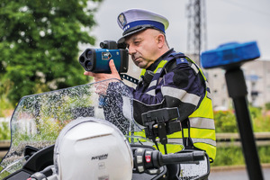 na zdjęciu policjant dokonuje pomiaru prędkości laserem marki LTI 20/20 TruCAM II