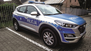 na zdjęciu radiowóz policyjny marki hyundai tucson stoi zaparkowany na parkingu