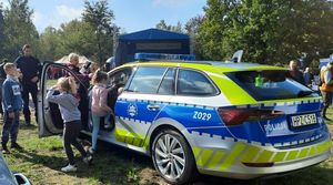 policyjny radiowóz w nowych barwach na pikniku z okazji biegu Rotmistrza Pileckiego
