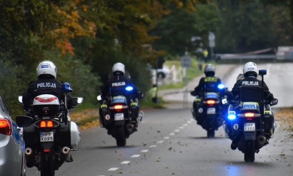 zdjęcie kolorowe: policjanci katowickiej drogówki na motorach słuzbowych