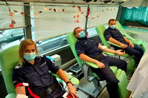 policjanci podczas oddawania krwi