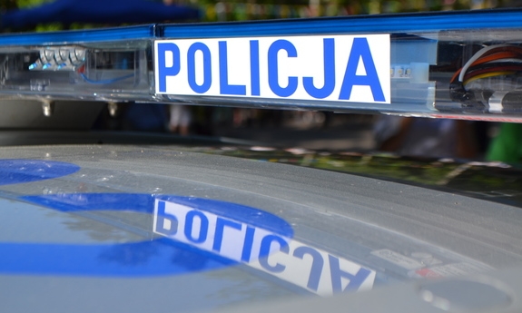 napis Policja na sygnałach świetlnych na dachu radiowozu