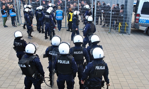 Wejście na stadion pod czujnym okiem policjantów