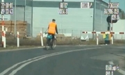 zdjęcie z wideorejestratora przedstawia rowerzystę na przejeździe kolejowym