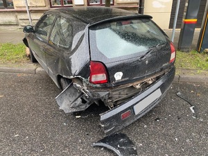 na zdjęciu czarnych samochód, w który na parkingu uderzył pijany kierowca doprowadzając do uszkodzenia tylnego zderzaka