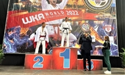 policjant na podium podczas Mistrzostw Świata w karate