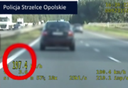 zdjęcie z wideorejestratora na, którym kierowa samochodu osobowego znacznie przekracza prędkość