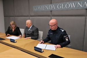 Komendant Główny Policji, Prezes TPD Wiesław Kołak oraz Sekretarz Generalna  Jolanta Szklarska podczas podpisywania porozumienia