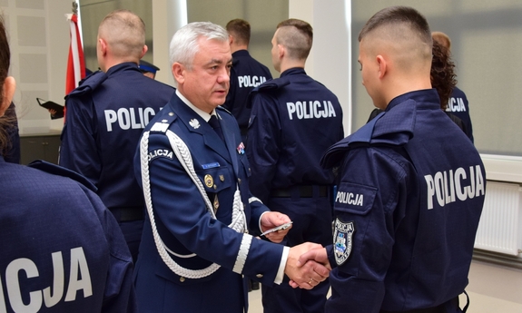 policjanci podczas uroczystości ślubowania