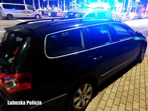 Zatrzymany samochód i radiowóz oznakowany