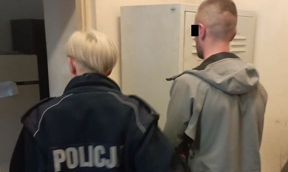 Policjantka prowadzi zatrzymanego mężczyznę