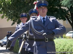 trzej policjanci maszerują