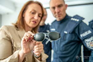 kobieta i policjant w trakcie warsztatów