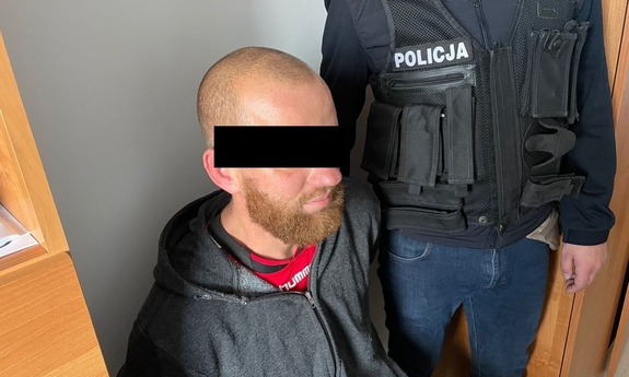 policjant z zatrzymanym mężczyzną