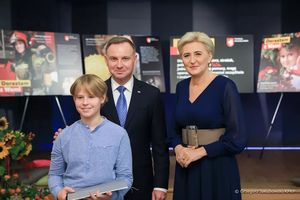 Prezydent Andrzej Duda I pani Prezydentowa Agata Duda z podopiecznym Fundacji Dorastaj z Nami