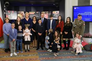 Prezydent Andrzej Duda I pani Prezydentowa Agata Duda pozują do zdjęcia wspólnie z podopiecznymi Fundacjo Dorastaj z Nami