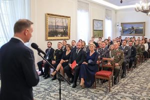 Prezydent Andrzej Duda przemawia do zebranych na sali gości