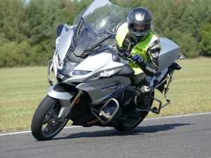 szkolenie policjantów ruchu drogowego w zakresie kierowania motocyklem szosowym