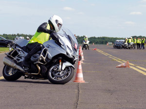 szkolenie policjantów ruchu drogowego w zakresie kierowania motocyklem szosowym