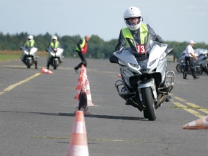 szkolenie policjantów ruchu drogowego w zakresie kierowania motocyklem szosowym