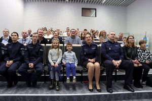 Gala finałowa ogólnopolskiego konkursu dla dzieci i młodzieży pn. „Filmowy przeWODNIK” - na sali siedzą uczestnicy konkursu, opiekunowie i policjanci