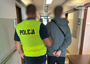 Policjant z zatrzymanym