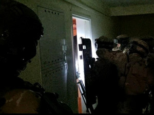 policjanci Samodzielnego Pododdziału Kontrterrorystycznego Policji podczas wejścia do mieszkania zatrzymanego mężczyzny