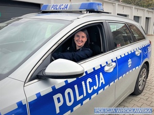 Policjantka w radiowozie