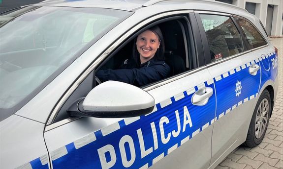 Policjantka w radiowozie