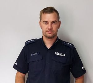 umundurowany policjant pozuje do zdjęcia