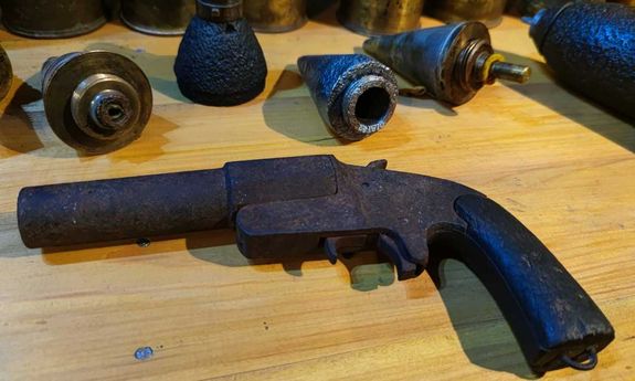 Zdjęcie kolorowe przestawia pistolet