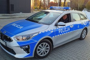 policjant na miejscu kierowcy siedzi w radiowozie
