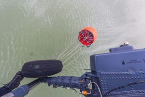 widok na wodę i bambi bucket z pokładu policyjnego śmigłowca