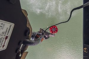 widok z góry na bambi bucket podwieszony pod śmigłowcem