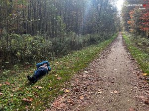 zaginiony mężczyzna leży na trawie w lesie
