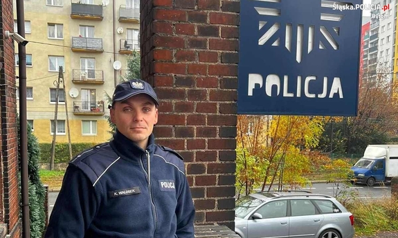 Dzielnicowy młodszy aspirant Karol Walosek przy budynku policj