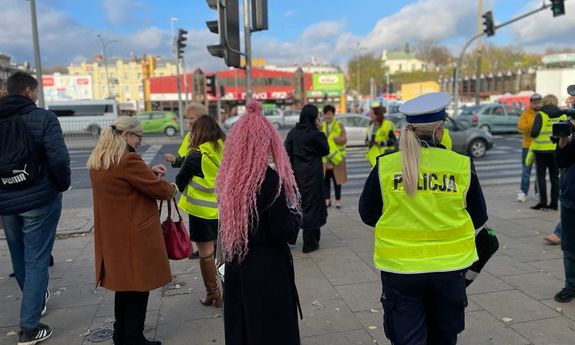 policjanci i pracownicy WORD podczas akcji rozdawania odblasków