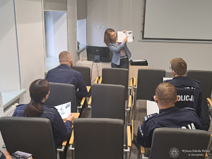 prowadząca warsztaty pokazuje uczestniczącym w szkoleniu policjantom fragment książki