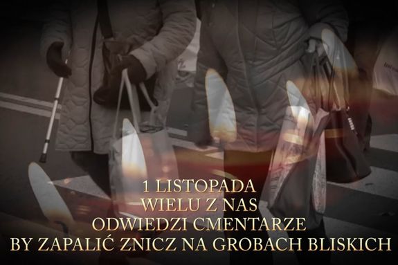 Piesi przechodzą przez przejście