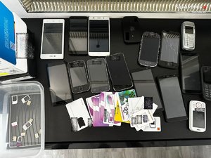 zabezpieczone przedmioty telefony i karty SIM