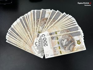 banknoty 200 złotowe rozłożone jako wachlarz, leżą na stole