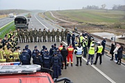 przedstawiciele służb zebrani na drodze ekspresowej