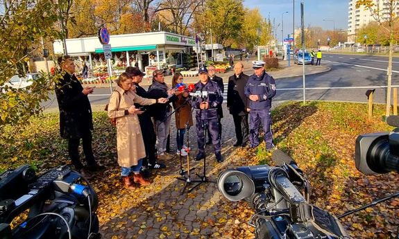 uczestnicy briefingu i zebrani na miejscu dziennikarze