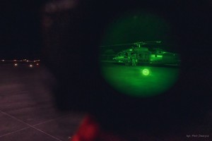 Policyjny śmigłowiec Black Hawk w oku noktowizora.
