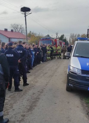 grupa policjantów i radiowozy