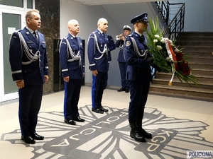 Komendant Główny Policji gen. insp. Jarosław Szymczyk wraz ze swoimi zastępcami w imieniu kierownictwa polskiej Policji, wszystkich policjantów i pracowników Policji oddali hołd poległym Policjantom przed Tablicą Pamięci