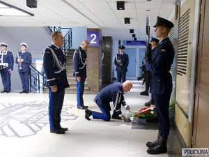 Komendant Główny Policji gen. insp. Jarosław Szymczyk wraz ze swoimi zastępcami w imieniu kierownictwa polskiej Policji, wszystkich policjantów i pracowników Policji oddali hołd poległym Policjantom przed Tablicą Pamięci