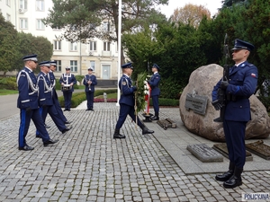 Komendant Główny Policji gen. insp. Jarosław Szymczyk wraz ze swoimi zastępcami w imieniu kierownictwa polskiej Policji, wszystkich policjantów i pracowników Policji oddali hołd poległym Policjantom przed Obeliskiem „Poległym Policjantom - Rzeczpospolita Polska”