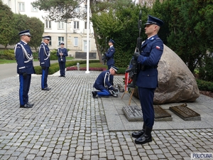 Komendant Główny Policji gen. insp. Jarosław Szymczyk wraz ze swoimi zastępcami w imieniu kierownictwa polskiej Policji, wszystkich policjantów i pracowników Policji oddali hołd poległym Policjantom przed Obeliskiem „Poległym Policjantom - Rzeczpospolita Polska”