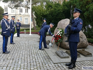 Komendant Główny Policji gen. insp. Jarosław Szymczyk wraz ze swoimi zastępcami w imieniu kierownictwa polskiej Policji, wszystkich policjantów i pracowników Policji oddali hołd poległym Policjantom przed Obeliskiem „Poległym Policjantom - Rzeczpospolita Polska”